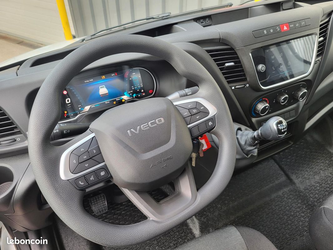 IVECO DAILY 35C18 H3.0 BVM6 PACK COMFORT + PACK CONSTRUCTION SIMPLE CABINE BENNE et COFFRE 03 PLACES comme NEUF avec CAMÉRA + MOTEUR 3 LITRES + SUSPENSION RENFORCÉE 13 LAMES ( Prix Vente 48 490 HT ) (image 4)
