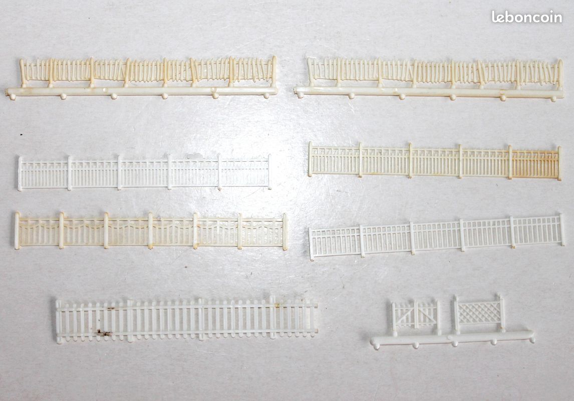 JOUEF - LOT BARRIERE et CLOTURE, LONGUEUR TOTAL: 89cm, MINIATURE TRAIN HO 1/87 / DECOR MODELE FERROVIAIRE (image 1)
