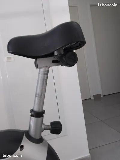 Vélo d'appartement complet avec écran et réglages - Très bon état (image 4)