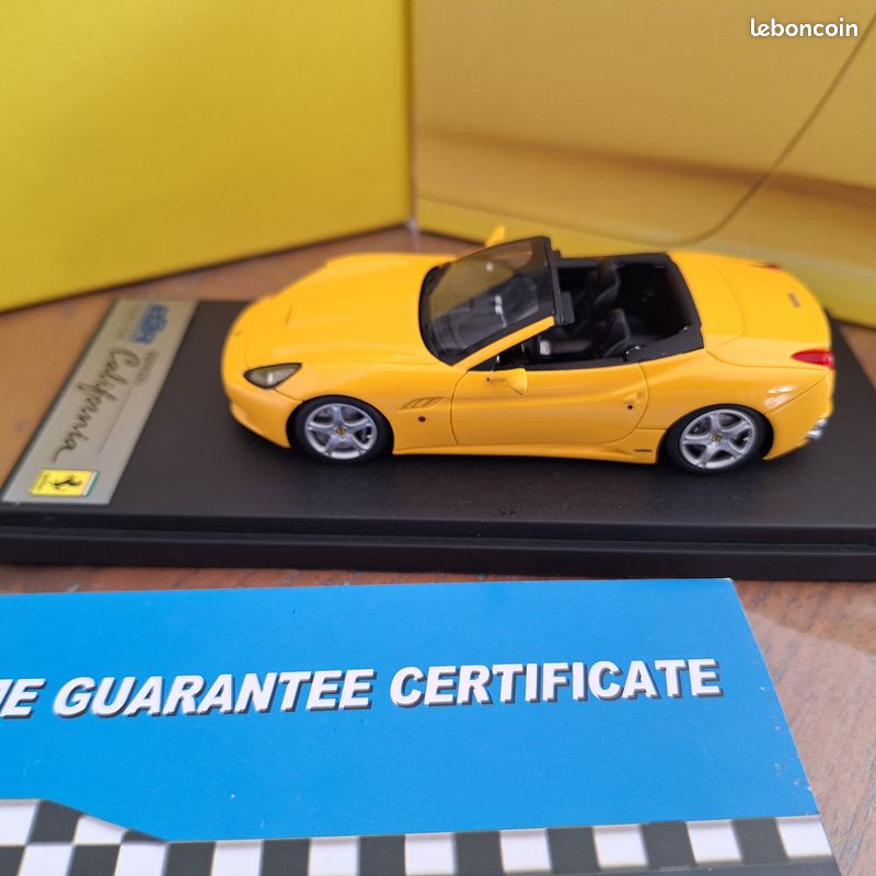 Bburago 1:43 Ferrari California T Open Top jaune 18-36022Y modèle voiture 18-36022Y 4893993360000