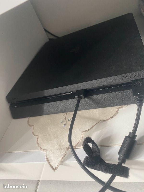 PlayStation 4 (image 2)