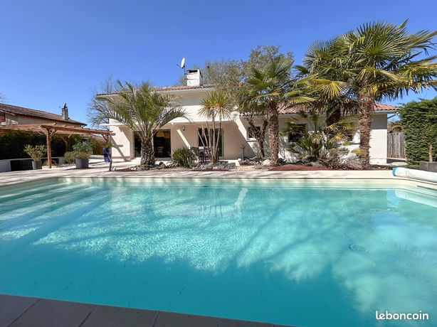 Spacieuse maison contemporaine avec piscine chauffée dans un cadre idyllique proche des écoles et commerces