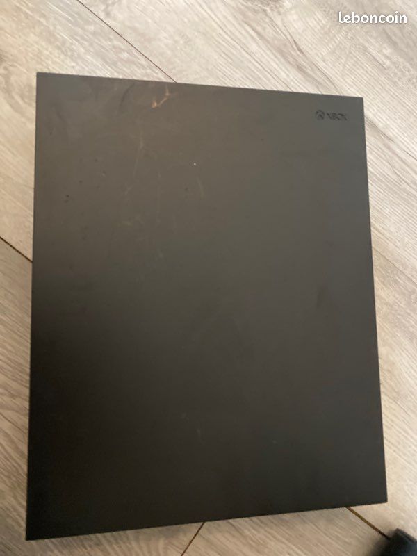 Je voudrais vendre ma Xbox utiliser trois fois même pas, elle est comme neuf ça fait longtemps qu’on l’a, elle est restée dans un placard, un petit peu poussiéreuse (image 2)