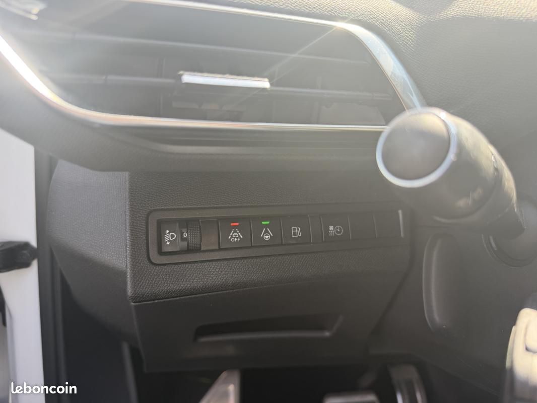 Peugeot 3008 HYBRID 225ch Roadtrip (image 8)