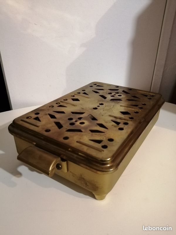 Chauffe-plat à anses en métal argenté, pieds griffes, D. 24 cm