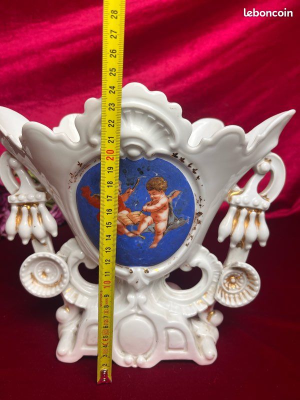 👼 Grand vase de mariée ancien ajouré – Porcelaine blanche, angelots & médaillon bleu (image 8)