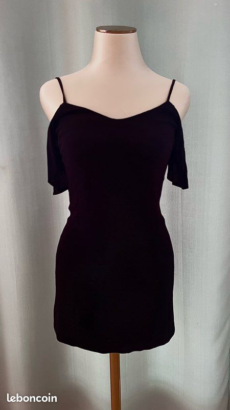 Petite Robe noire à bretelles et épaules dénudées Bershka Vêtements