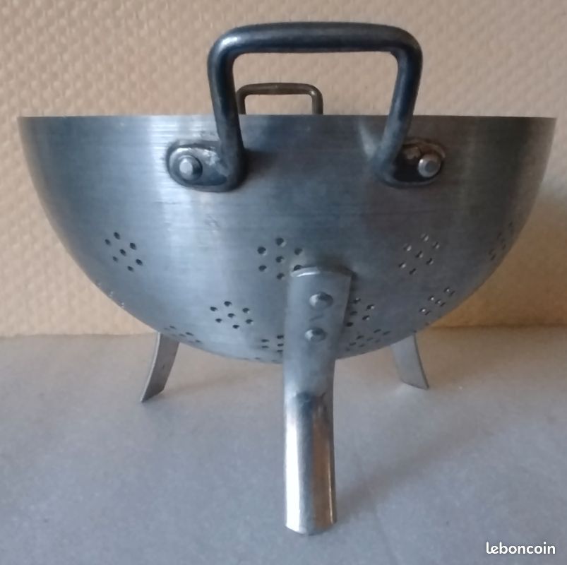 Ancienne passoire aluminium tripode Argenté Métal - Vendu