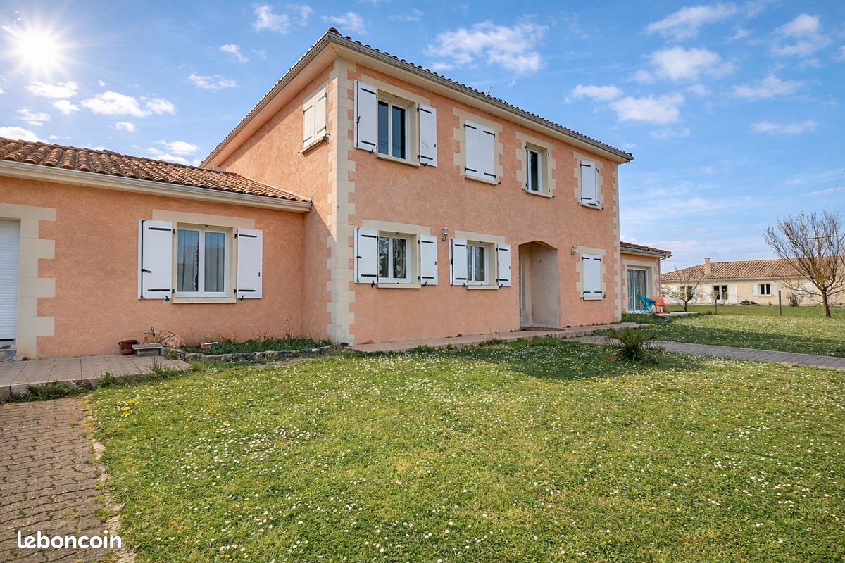 Maison 10 pièces 285 m² · à Gensac-la-Pallue · 285 m² · 332 800 €