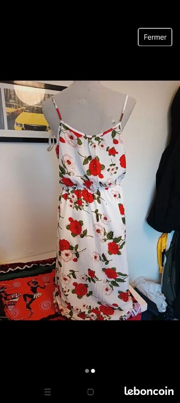 Robe longue à fleurs fond blanc taille m en très bon état tous nos vêtements sont lavés et désinfectés (image 2)