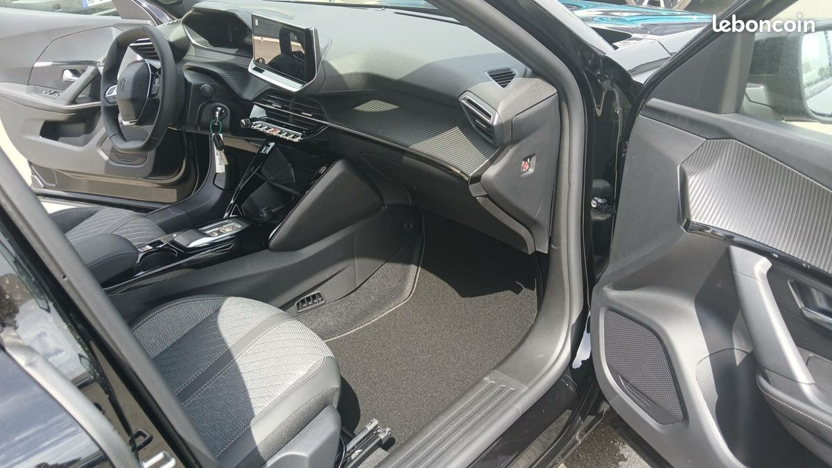 PEUGEOT 2008 Hybrid 145 e-DCS6 Allure (image 22)