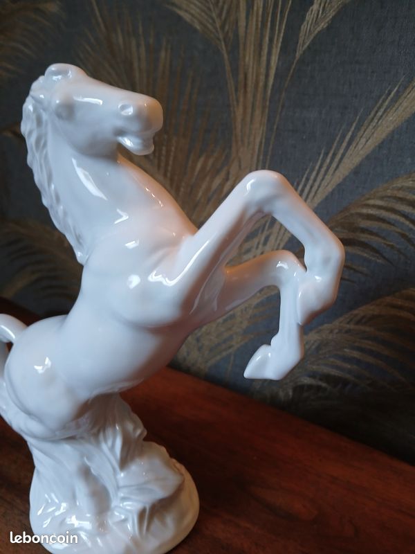 Statuette en porcelaine blanche en forme de cheval (image 2)