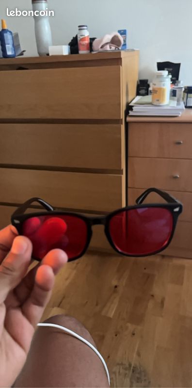 Lunettes de soleil monture noire verres rouges