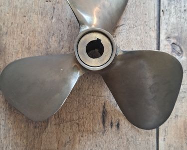 Hélice De Bateau En Bronze Sur Socle Chêne – Déco Murale Ou Sur Meuble