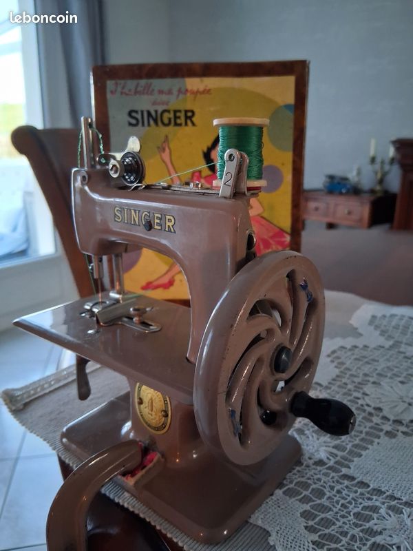 Machine à Coudre KIKOU, Un Jouet Ancien Pour Poupée. Une Petite Merveille De Nostalgie Pour Les Collectionneurs De Poupées Et De Jouets Anciens. À Voir Sur Photos, L'état Est Celui D'un Objet Ayant Vécu.