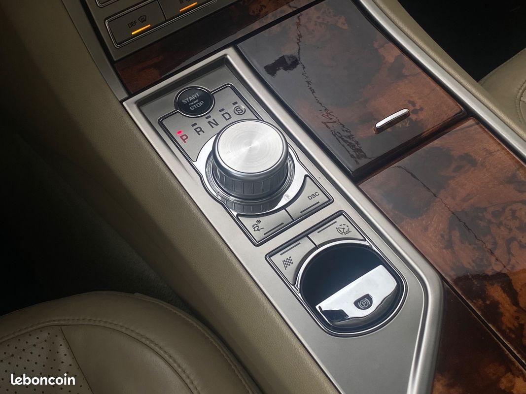 Jaguar XF 3.0 V6 275 Ch Diesel S Portfolio / TOIT OUVRANT / CAMÉRA DE RECUL / RÉGULATEUR DE VITESSE / SIÈGES ÉLÈCTRIQUES / FULL ENTRETIENS (image 15)