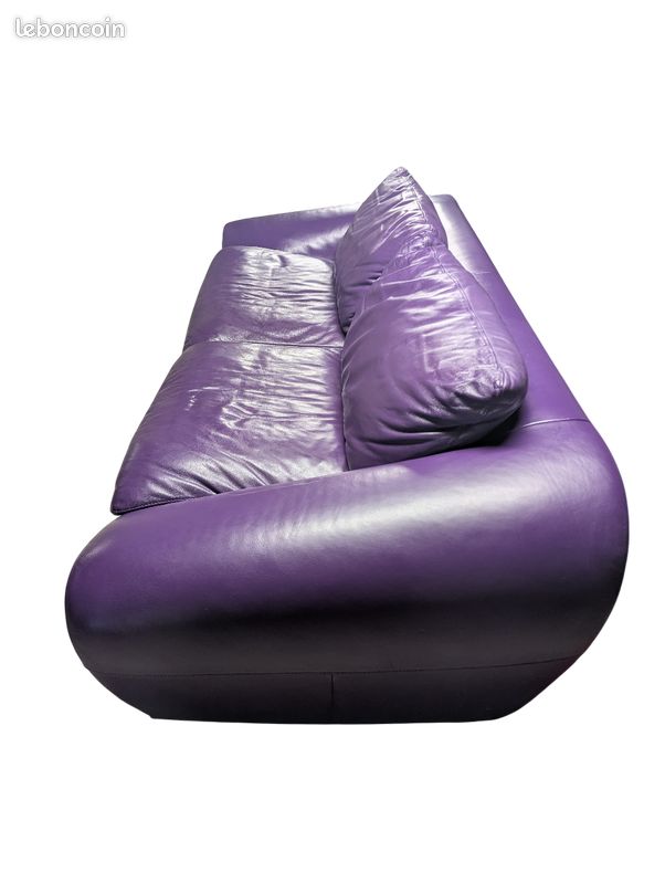 Canapé en cuir violet Château D’Ax design et original (image 2)