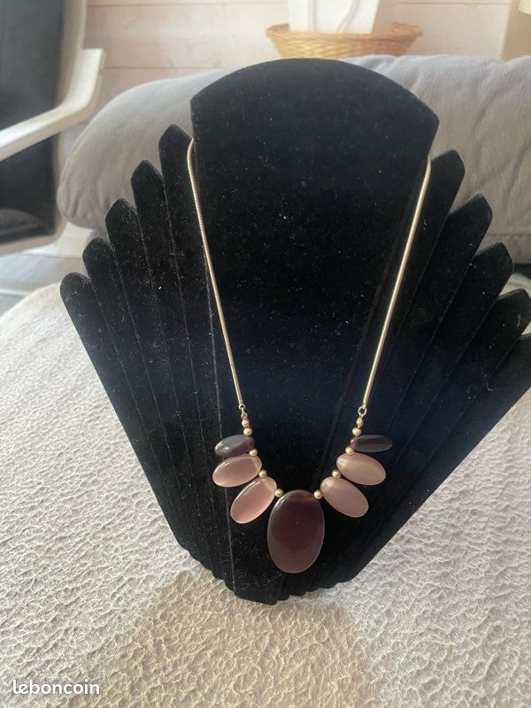 Collier argenté avec des belles pierres (image 3)