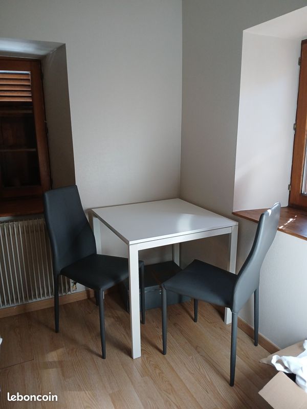 Table et deux chaises (image 1)