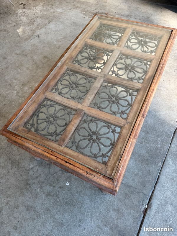Table basse coloniale en bois et métal – pièce unique (image 1)