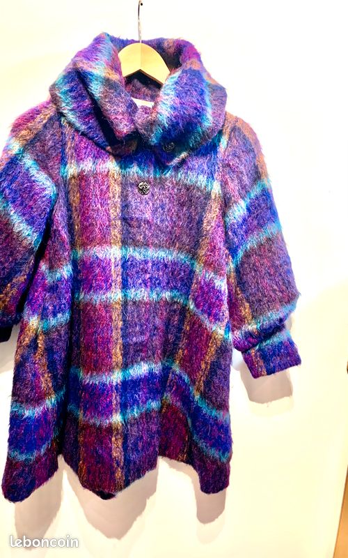 Manteau élégant pour enfant de 140 cm, signé Ana Sui. Un modèle unique aux détails soignés, de la doublure aux boutons, qui saura séduire par son style raffiné et son élégance intemporelle (image 2)
