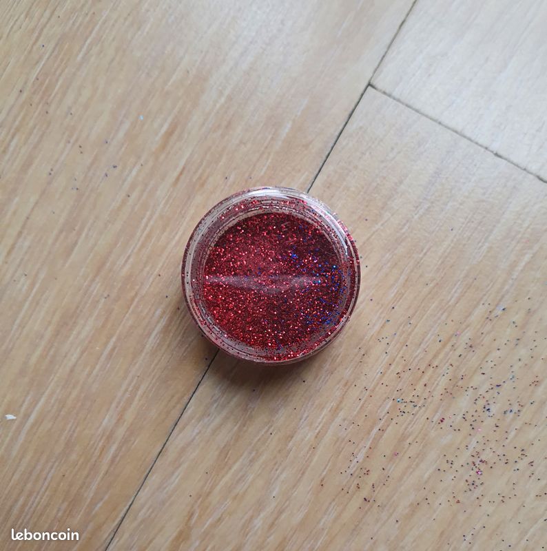 Paillettes rouges Nail Art (image 1)