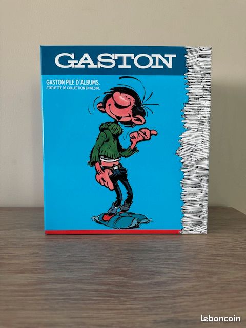 FIGURINE DE COLLECTION Plastoy: Gaston Lagaffe portant une piles de