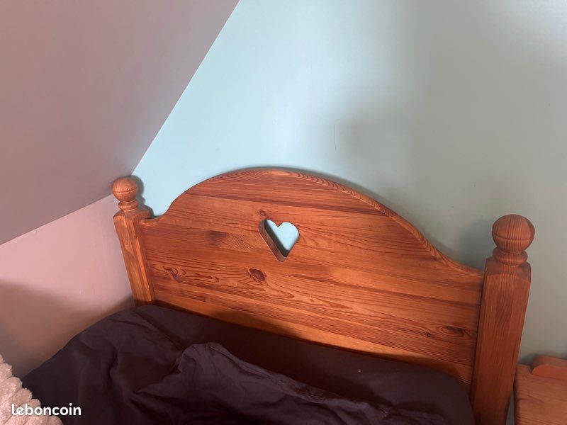 Lit 1 place en bois ( chêne ) + le sommier avec + sa table de chevet en bois ( chêne ) également - motif cœur (image 2)