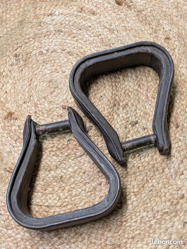 1 Paire Deacutetrier de Selle Western en Plastique Durable