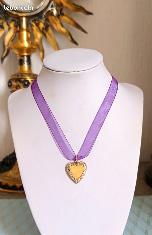 Beau collier pendentif vintage élégant avec breloques dorées, choix parmi un ensemble de 27 cadeaux coeur, étoiles de lune, Paris art nouveau - France