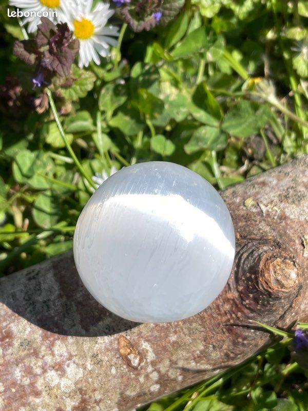 Sphère , Boule en Sélénite - gypse fibreux du Maroc • minéraux • (image 3)