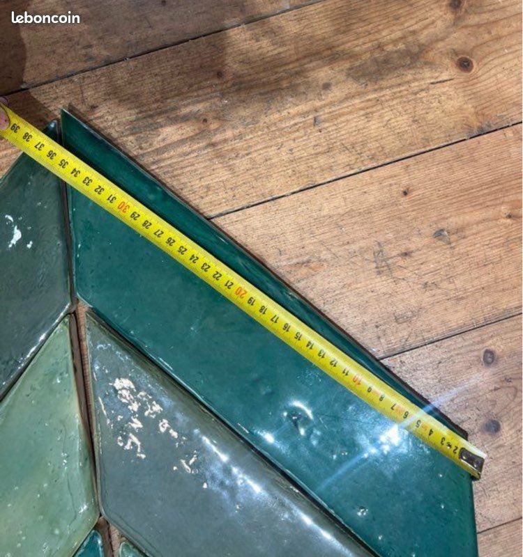Carrelage vert en format chevron (image 3)