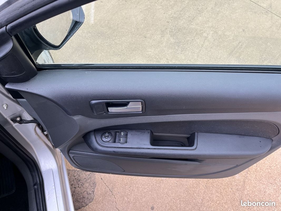 Ford FOCUS 1.6 100CH GHIA BVA 4P (VOLANT À DROITE) (image 8)