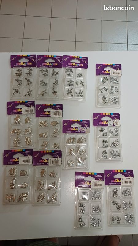 Lot de 12 boîtes de breloques (image 1)