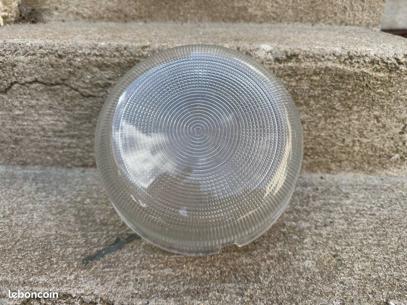 Globe vintage en verre moulé - 20 cm (image 1)