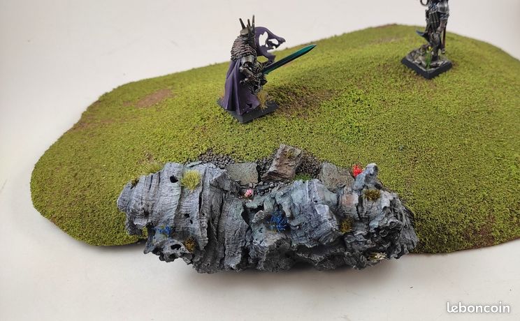 Décor De Wargame – Maison/ferme 6x8 Cm Peinte Et Floculée (Warhammer, 9th Age, AOS)