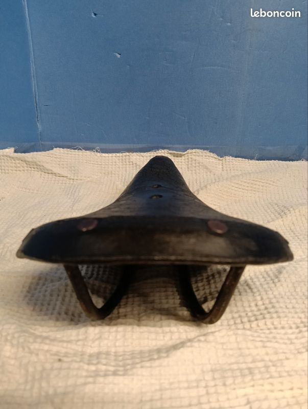 Ancienne Selle De Vélo Ideale - Occasion, Patinée - Pour Restauration Ou Déco