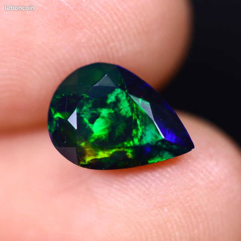 RARE !! OPALE NOIRE ET MULTICOLORE D'ETHIOPIE : 1,72 CARAT