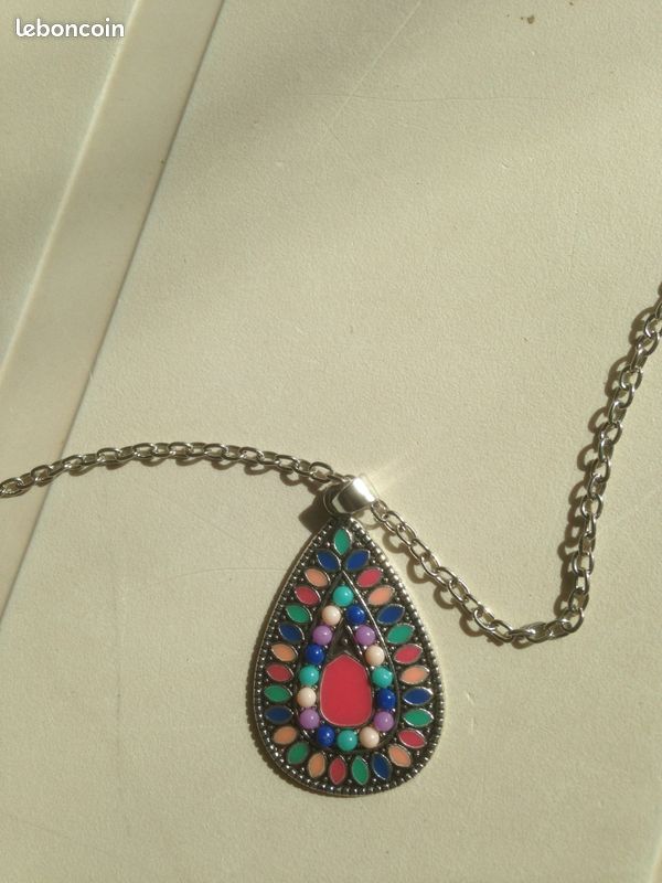 Collier avec pendentif en métal argenté et pierres rose , turquoise et bleu (image 3)
