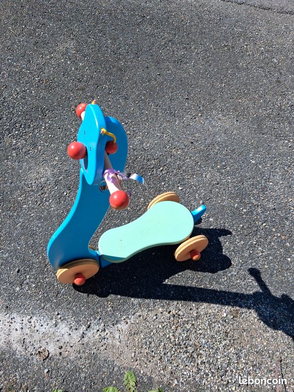 Trottinette de couleur en bois 3 roues de 2 -4 ans (image 2)