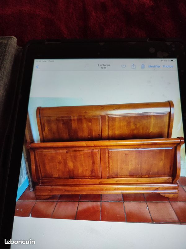 Vends lit , table de nuit en bois rouge . Plus son sommier 140 sur 190 (image 1)