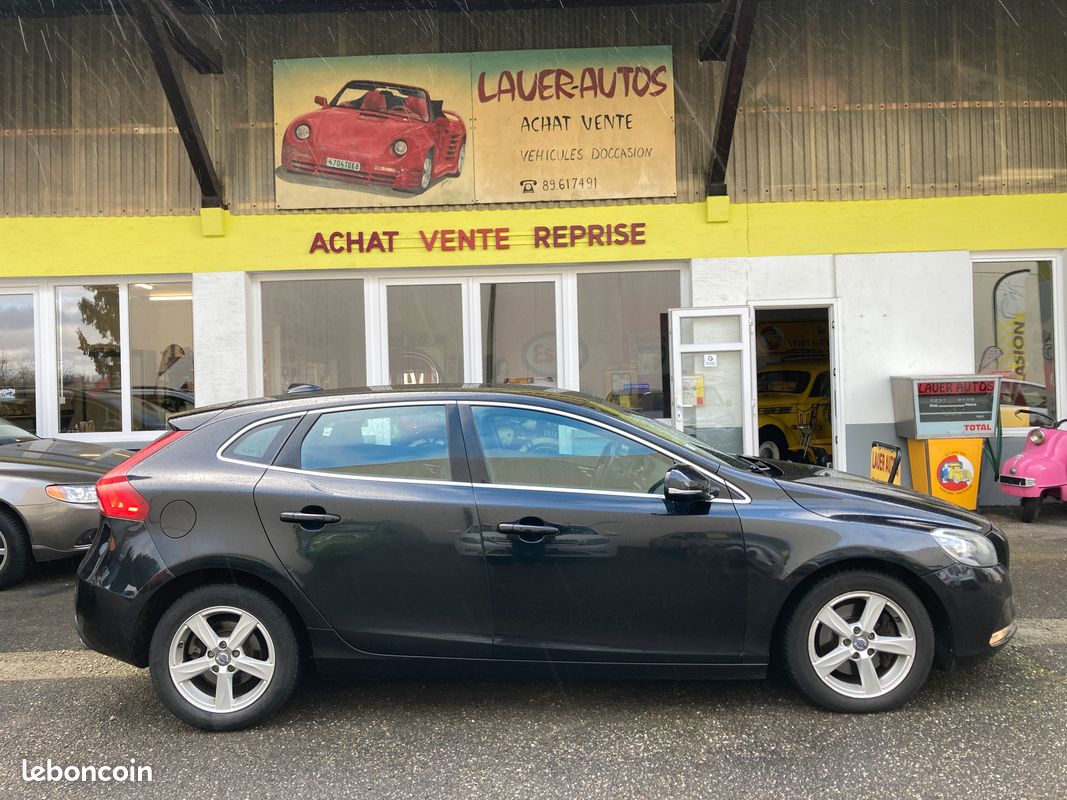 VOLVO V40 T2 120ch ESSENCE MOMENTUM (image 1)
