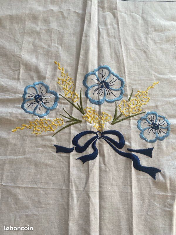 Nappe vintage avec broderie 100% coton blanche et bleue (image 3)
