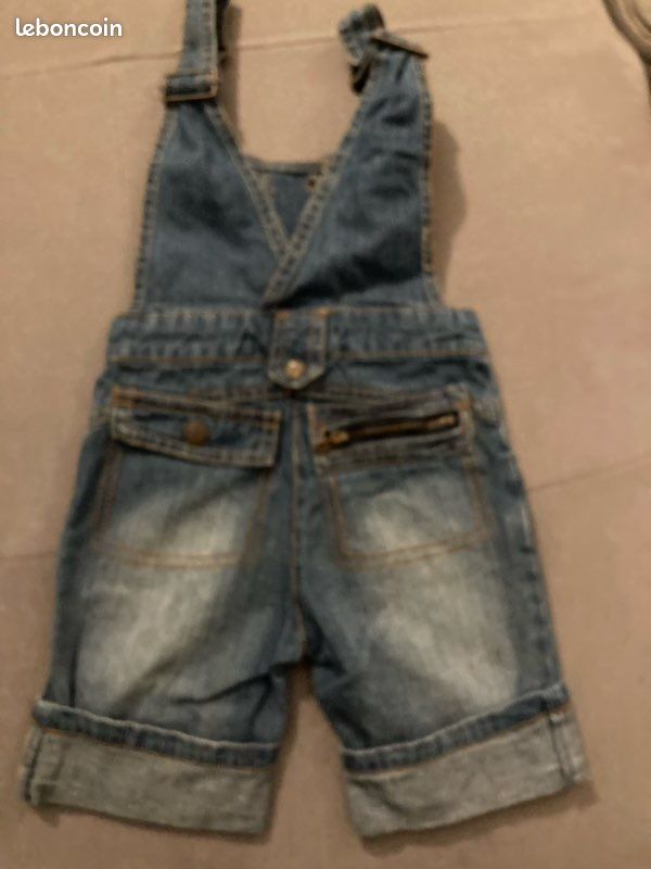 Superbe Ensemble vêtements d’été pour filles ou garçons en 2 ans. 1 short salopette en jean et 2 tee-shirts (image 3)