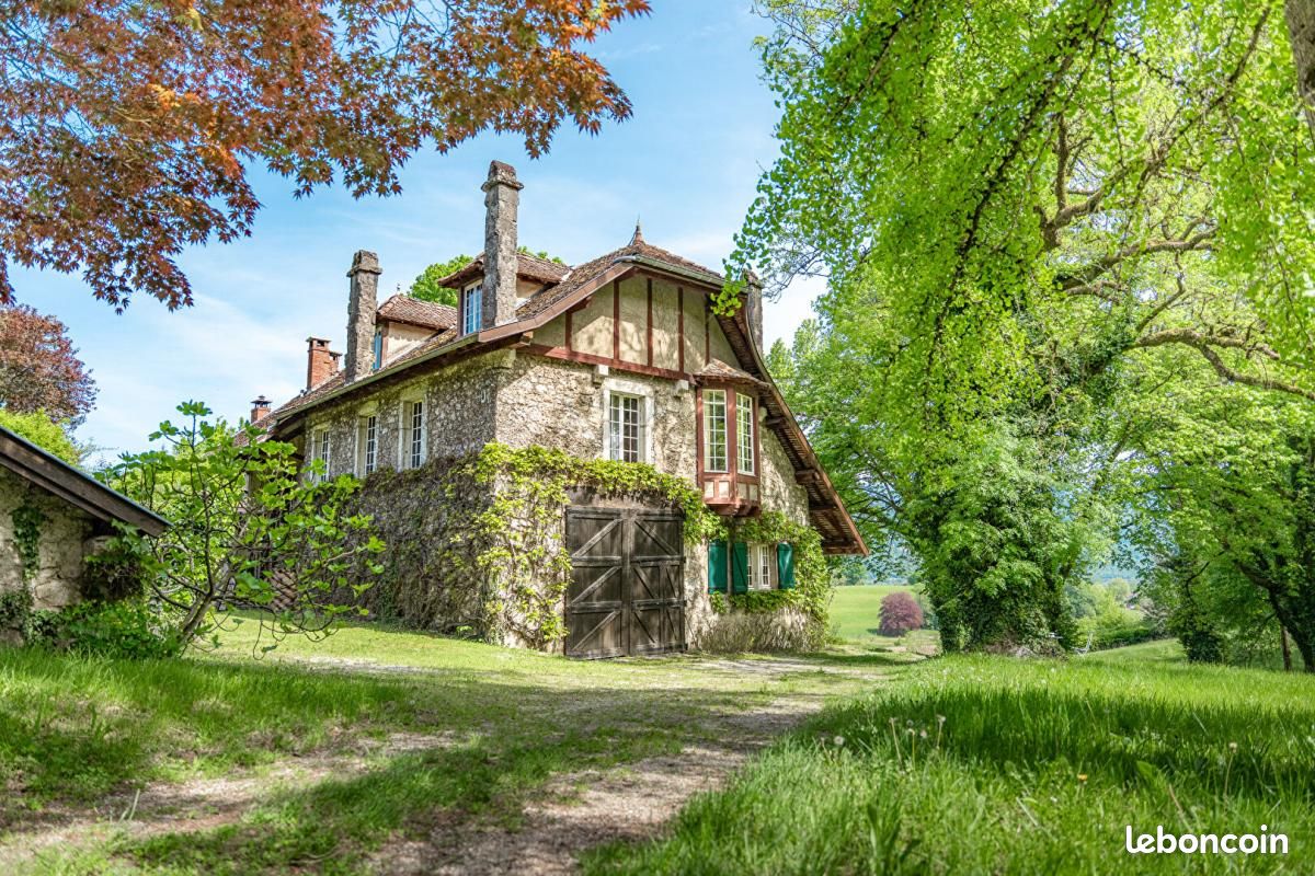 12 pièces 384 m² · à Peyrieu · 384 m² · 766 500 €