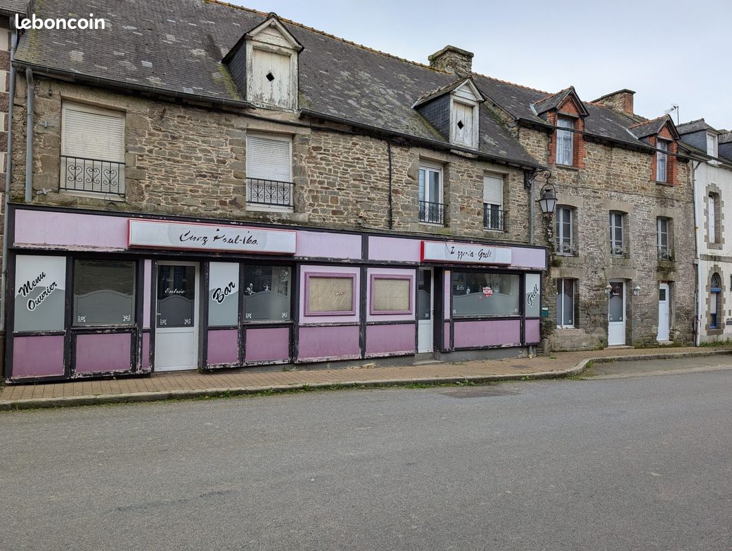Maison 8 pièces 440 m² · à La Chèze · 440 m² · 65 000 €
