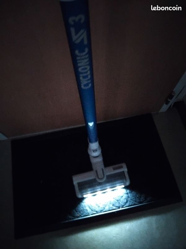Aspirateur avec chargeur (image 2)