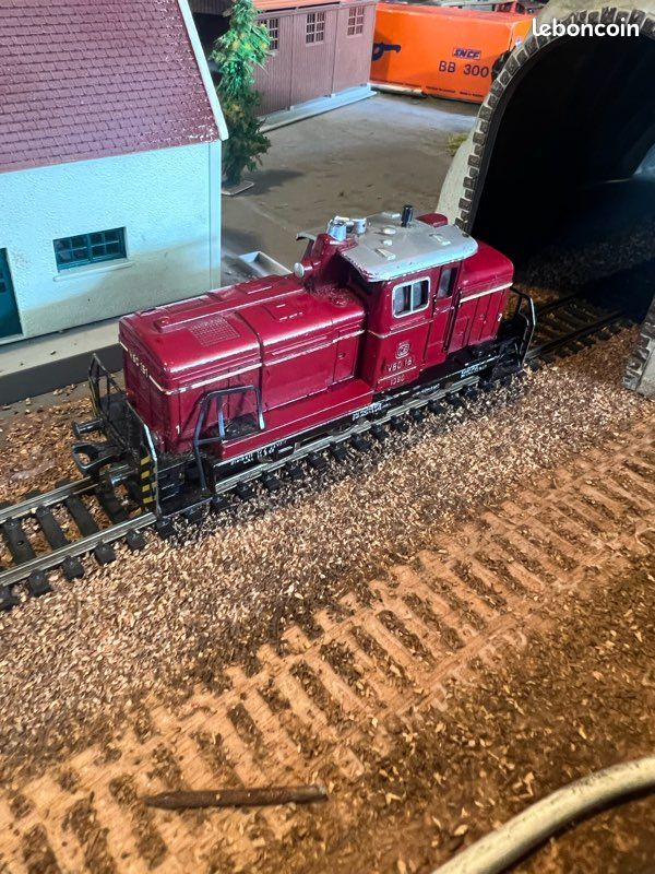 Locomotive diesel hydraulique avec 6 wagons dont un qui fait nettoyeur de rails fleischmann très bon état , Vousndre ? Vendre