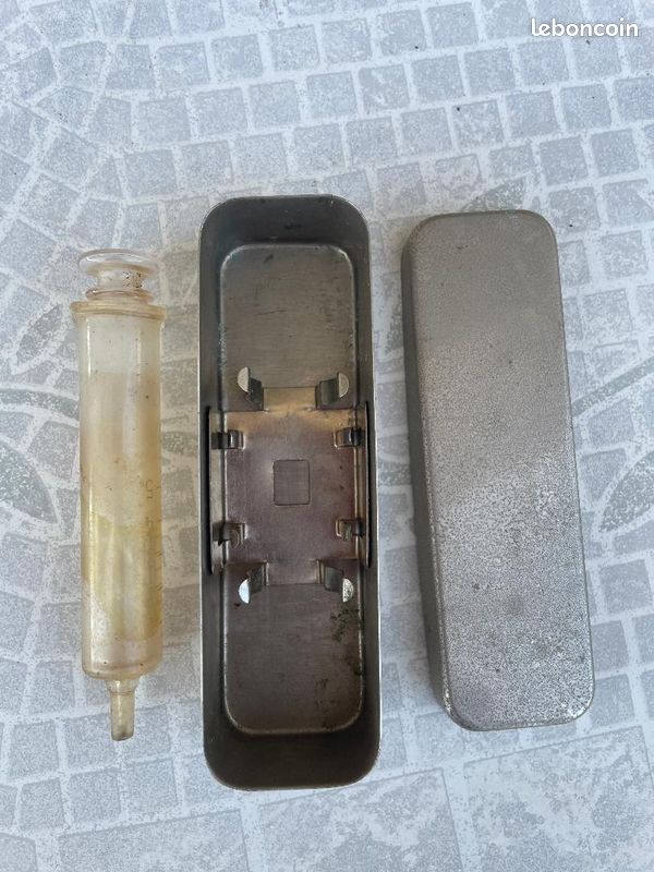 Ancienne seringue médicale en verre avec sa boîte (image 1)