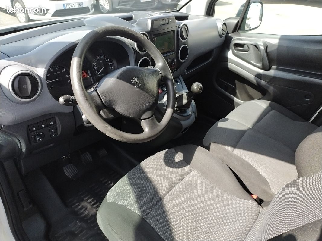 10825 HT - PEUGEOT Partner XL Blue HDI 100 Premium Pack GPS Vitré L2H1 1,6 L + Attelage - 06/2017 - 45100 kms (image 3)